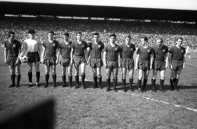 Mannschaftsvorstellung Bayern, v. li.: Adolf Kunstwadl, Torwart Sepp Maier, Franz Beckenbauer, Rudolf Nafziger, Rudolf Grosser, Rainer Ohlhauser, Gerd Müller, Karl Borutta, Jakob Drescher, Dieter Brenninger, Werner Olk Fußball Herren Regionalliga Süd 1964 1965, Aufstiegsspiel Aufstiegsrunde, FC Bayern München - 1. FC Saarbrücken 5:0 Totale München