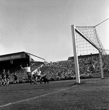 Fußball, Historie, Bayern Münchens erster Bundesliga-Sieg am 21.08.1965 Torwart Peter Kunter (Frankfurt) kassiert ein Tor Fußball 1. BL Herren Saison 1965 1966, FC Bayern München - Eintracht Frankfurt 2:0 Totale München Freude,