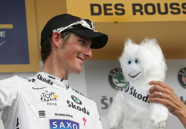 10.07.2010 Rousses Radsport 97. Tour de France 2010, 7. Etappe Tournus - Station des Rousses, Andy SCHLECK (LUXEMBURG SAXOBANK) im Weissen Trikot o0 Maskottchen Sponsor, Werbepartner, Werbung, Wirtschaft Skoda Freude