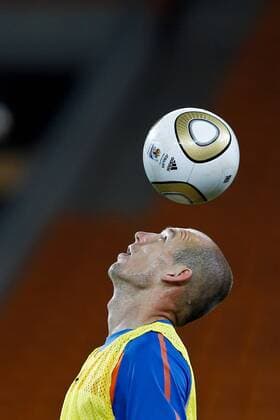 Abschlusstraining Holland - Arjen Robben jongliert den Ball auf der Stirn x(4)xAndrexChacox xFotoarenax  (1156) Treino da Holanda