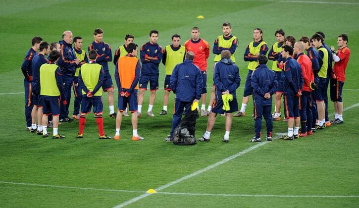 July 10, 2010 - Johannesburg - Vicente Del Bosque (4th L), coach of Spain speaks with his players during an official training session at Soccer City stadium in Soweto, suburban Johannesburg, on July 10, 2010. - ZUMAgh1 o0 Nationaltrainer Totale Mannschaftsbesprechung
