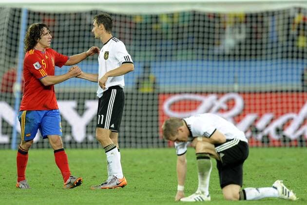07.07.2010, Durban - FIFA Weltmeisterschaft 2010 - Halbfinale - Deutschland (weiß) vs Spanien (rot) 0:1 --- Carles Puyol (li.) - Miroslav Klose ---  o0 Shake Hands