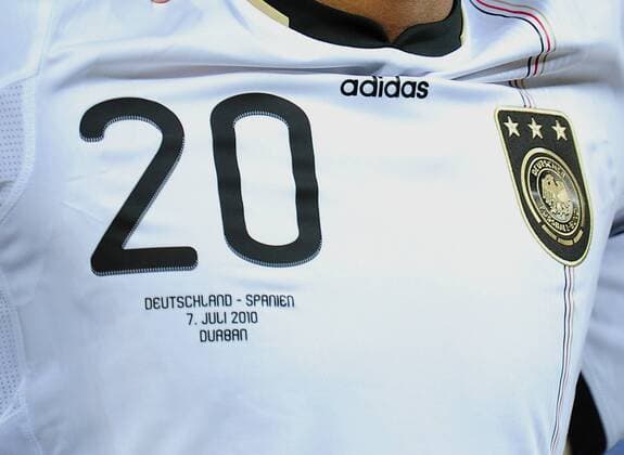 07.07.2010, Fußball-WM 2010 in Südafrika, Halbfinale, Deutschland - Spanien, 7.Juli 2010, Durban. Deutsches Nationaltrikot mit der Nummer 20 und dem Schriftzug der Partie. -  o0 Symbol Trikot Nationaltrikot Equipment Körperteile Brust Fußballer Fußballspieler