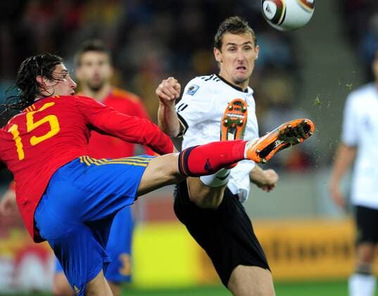 07.07.2010, Fußball-WM 2010 in Südafrika, Halbfinale, Deutschland (weiß) - Spanien (rot) 0:1, im Moses Mabhida Stadion in Durban. Zweikampf um den Ball mit Miroslav Klose (Deutschland) und Sergio Ramos (li, Spanien). - 