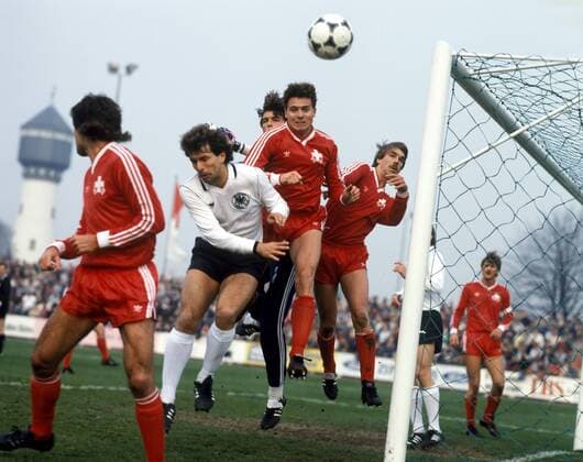 Klaus Theiss (BR Deutschland, 2.v.li.) im Duell - DEUTSCHSPRACHIGE SPORTZEITSCHRIFTEN UND -ZEITUNGEN NUR NACH RÜCKSPRACHE Fußball Länderspiel Herren U 21 Nationalteam 1986, U21, Schweiz - BR Deutschland 1:2, BRD, DFB, Gruppe Kehl Dynamik, Kampf,