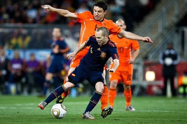 Andres INIESTA (ESP r.) vs Mark VAN BOMMEL (NED) - Niederlande vs Spanien - - 11 07 2010. x(3)xCaetanoxBarreirax xFotoarenax  (1163)