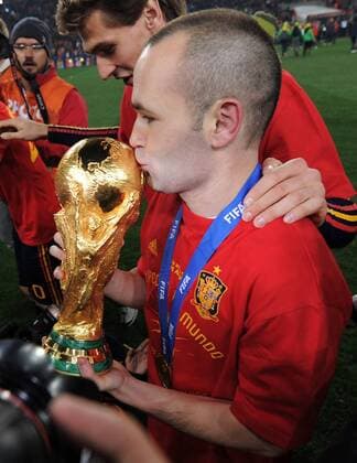 FUSSBALL WM 2010 FINALE 11.07.2010 Andres INIESTA (Spanien) küsst den WM-Pokal, dahinter Fernando Llorente (Spanien) o0 Weltpokal
