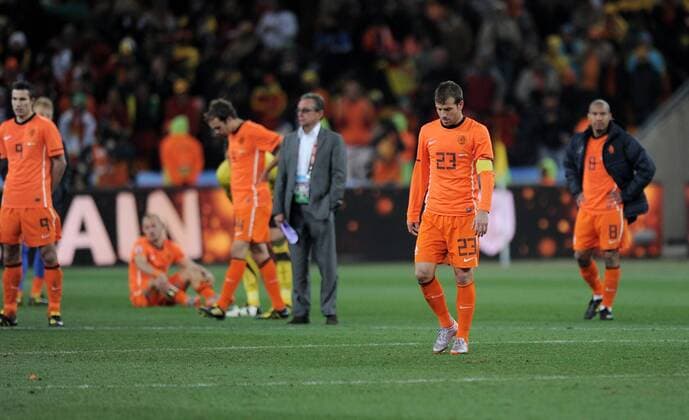 FUSSBALL WM 2010 FINALE 11.07.2010 Holland - Spanien Rafael VAN DER VAART (2. v.r. Holland) nach dem Abpfiff enttäuscht