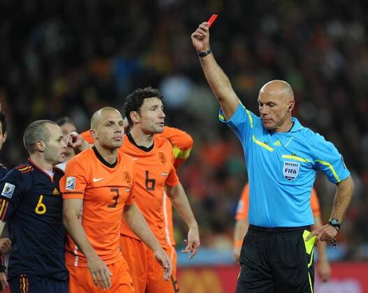 John Heitinga (L2) of the Netherlands gets a red card from Referee Howard Webb (England) next to Mark van Bommel (C) of Netherlands and Andres Iniesta (L) of Spain during the World Cup final against Spain at Soccer City stadium in Johannesburg  o0 Platzverweis Johnny