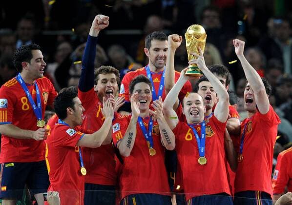 Spanien ist Weltmeister 2010 - v.li.: Xavi Hernandez, Pedro Rodriguez Pedrito , Fernando Llorente, Fernando Torres, Carlos Marchena, Andres Iniesta, Sergio Busquets und Alvaro Arbeloa giorgioxperottino o0 Siegerehrung, Jubel, Freude, Weltpokal