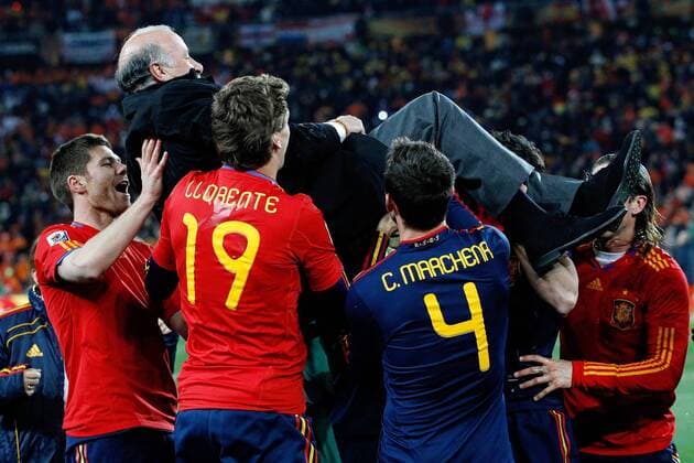 FUSSBALL WM 2010 FINALE 11.07.2010 Holland - Spanien - Spanische Spieler lassen ihren Nationaltrainer Vicente DEL BOSQUE hochleben. - 