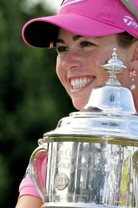 Paula Creamer (USA) hugs the trophy for winning the USGA 2010 U.S. Women s Open her first major tournament with a score of three under par at Oakmont Country Club in Oakmont, Pennsylvania on July 11, 2010.  PIT2010071118 o0 Pokal Trophäe Objekte Sieg Freude Kuss