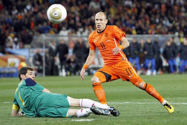Niederlande - Spanien, Arjen Robben (re., NED) scheitert mit der besten Chance an Spaniens Torhüter Iker Casillas -- 