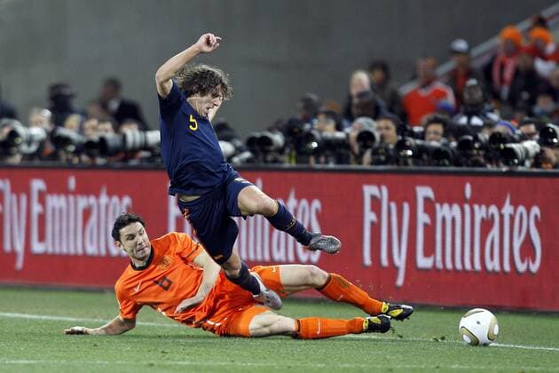 Niederlande - Spanien, Mark van Bommel (li., NED) gegen Carles Puyol -- 