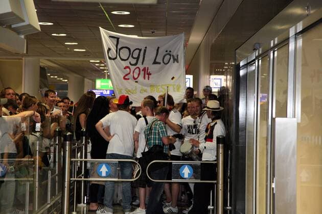 12.07.2010, Frankfurt Main - Jogi Löw 2014 - Ihr seid die Besten - Fans der deutschen Nationalmannschaft warten auf dem Frankfurter Flughafen auf die Rückkehr der DFB-Elf von der WM 2010. o0 Totale Plakat Fanplakat Transparent Bundestrainer Nationaltrainer Trainer Schriftzug