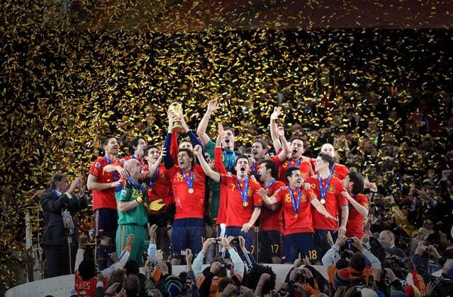 Spanien ist Weltmeister 2010, v.li.: Xabi Alonso, Pepe Reina, Joan Capdevila, Jesus Navas, Fernando Llorente, Iker Casillas, David Villa, Juan Manuel Mata, Alvaro Arbeloa, Xavi Hernandez, Pedro Rodriguez Pedrito , Fernando Torres, Andres Iniesta und David Silva - giorgioxperottino Pedrito Jose Manuel