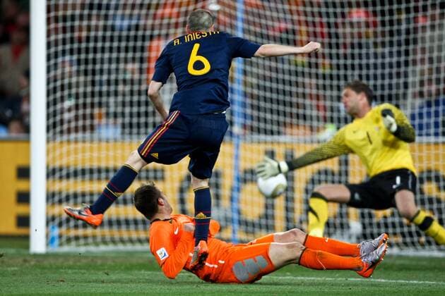Andres INIESTA (ESP) setzt sich Rafael VAN DER VAART durch und erzielt das 0:1 gegen Torwart Maarten STEKELENBURG (NED) während des Finales bei der FIFA Weltmeisterschaft 2010 zwischen Niederlande (orange) - Spanien (blau) 0:1 n.V. am 11.07.2010 in Johannesburg. --- x(3)xCaetanoxBarreirax xFotoarenax  o0 Tor
