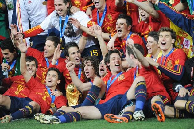 Spanien ist Weltmeister, vorn v.li.: Sergio Busquets, David Silva, Xabi Alonso, Jesus Navas, Cesc Fabregas, Carles Puyol, Xavi Hernandez, Joan Capdevila, Juan Manuel Mata, Fernando Torres, Fernando Llorente; hint.: Sergio Ramos, David Villa und Andres Iniesta  o0 Jubel, Freude Pokal Trophäe Objekte