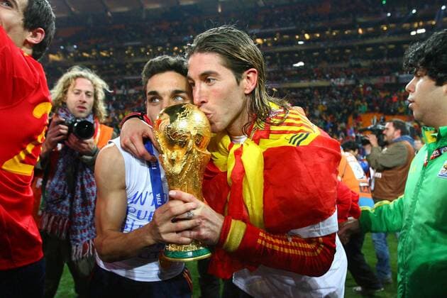 Niederlande (orange) - Spanien (blau), SERGIO RAMOS (R)  o0 Pokal Trophäe Objekte Kuss Freude