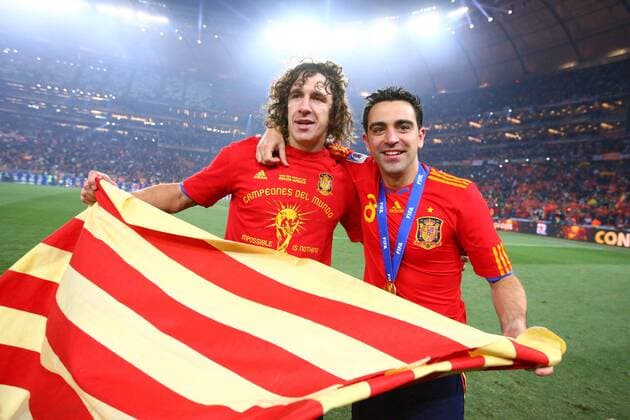 Carles Puyol (L), Xavi Hernandez  o0 Jubel, Freude Fahne, Landesfahne
