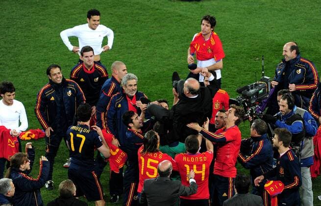 11.07.2010, Fußball-WM 2010, Finale im Soccer-City Stadion in Johannesburg, Niederlande (orange) - Spanien (blau). Trainer Vicente del Bosque (Spanien) wird von seinen Spielern in die Luft gehoben. -  o0 Sieg Nationaltrainer Jubel Freude Feier Totale