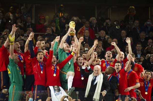Iker Casillas (ESP) bekommt den Weltpokal von FIFA Präsident Joseph S. Blatter (SUI, weißer Schal) überreicht  (013812) o0 Sepp Funktionär Pokal Trophäe Objekte Siegerehrung Jubel, Freude