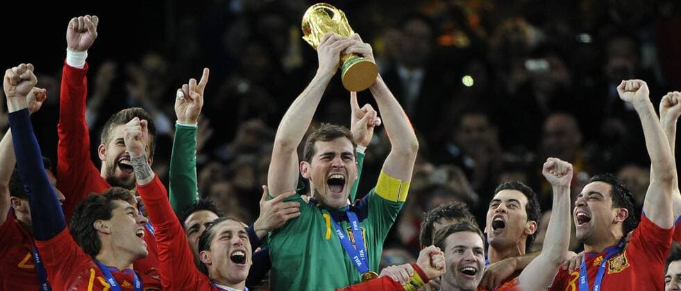 11.07.2010, Johannesburg - FIFA World Cup 2010 - Spanien ist Weltmeister --- L-R: Gerard Pique (hi.), Fernando Llorente, Sergio Ramos, Torwart Iker Casillas mit dem Pokal, Juan Manuel Mata, Sergio Busquets und Xavi Hernandez  o0 Jubel Freude Feier Siegerehrung Emotionen