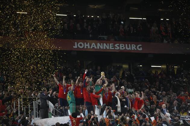 The Spanish team celebrate as the receive the world cup trophy after beating Holland 1-0 in extra time. Iker CASILLAS holding the trophy above South African president Jacob Zuma (front right) and FIFA president Sepp Blatter (SUI, besides) - Soccer city. Johannesburg. . Sunday 11th July 2010 