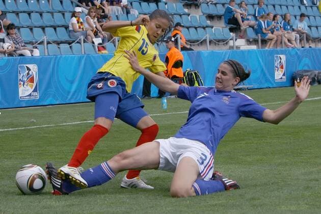 13.07.2010, Bochum - U20 Frauen Weltmeisterschaft 2010 - Kolumbien vs Frankreich 1:1 --- Tatiana Ariza ( Kolumbien ), links - Charlotte Bilbault ( Frankreich ), rechts