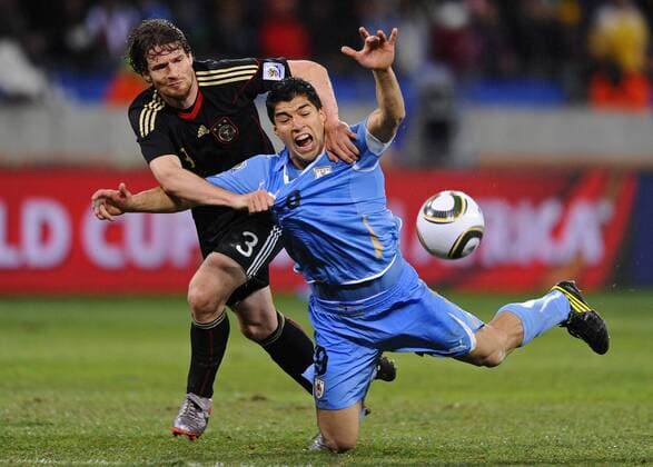Weltmeisterschaft 2010, Spiel um Platz 3, Port Elizabeth, Uruguay (Blau) - Deutschland (Schwarz) 2:3 : Luis Suarez re. Vs Arne Friedrich  o0 Kampf