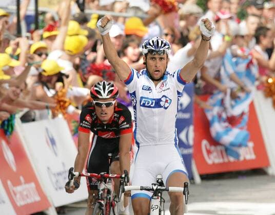 13.07.2010 Saint-Jean-de-Maurienne Radsport 97. Tour de France 2010, 9. Etappe Saint-Jean-de-Maurienne > Morzine-Avoriaz, Sandy Casar FRA Francaise des Jeux Etappensieger 9. Etappe, Louis-Leon Sanchez ESP Caisse d Epargne Platz 2 o0 Zieldurchfahrt Jubel Freude
