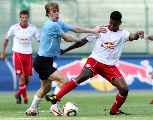 FUSSBALL - CL Quali, RBS vs Torshavn SALZBURG, 13.JUL.10 - FUSSBALL - UEFA Champions League Qualifikation, RB Red Bull Salzburg vs HB Torshavn. Bild zeigt Simun Eiler Samuelsen (Torshavn, li.) und David Mendes da Silva (RBS). 