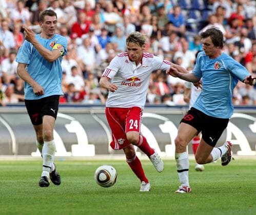 FUSSBALL - CL Quali, RBS vs Torshavn SALZBURG, 13.JUL.10 - FUSSBALL - UEFA Champions League Qualifikation, RB Red Bull Salzburg vs HB Torshavn. Bild zeigt Frodi Benjaminsen (Torshavn, li.), Christoph Leitgeb (RBS, Mitte) und Rogvi Poulsen (Torshavn). 