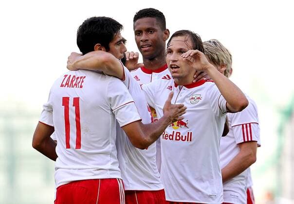 FUSSBALL - CL Quali, RBS vs Torshavn SALZBURG, 13.JUL.10 - FUSSBALL - UEFA Champions League Qualifikation, RB Red Bull Salzburg vs HB Torshavn. Bild zeigt v.li. den Jubel von Gonzalo Zarate, David Mendes da Silva und Andreas Ulmer (RBS).  o0 Freude