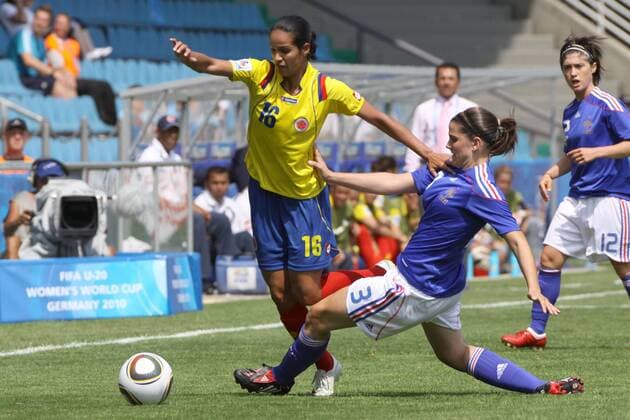 13.07.2010, Bochum - U20 Frauen Weltmeisterschaft 2010 - Kolumbien vs Frankreich 1:1 --- Lady Andrade ( Kolumbien ), links - Charlotte Bilbault ( Frankreich ), rechts