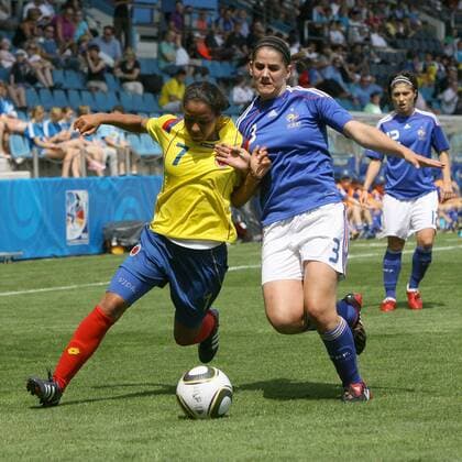 13.07.2010, Bochum - U20 Frauen Weltmeisterschaft 2010 - Kolumbien vs Frankreich 1:1 --- Ingrid Vidal ( Kolumbien ), links - Charlotte Bilbault ( Frankreich ), rechts