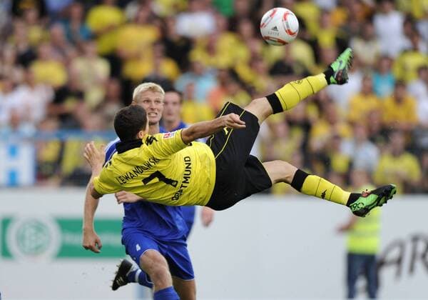 13.07.2010, Fussball, 1. Bundesliga, Saison 2010-2011, Testspiel, Sportfreunde Lotte - Borussia Dortmund 1-4, Robert Lewandowski (BVB) erzielt mit diesem Fallrückzieher das Tor zum 1-1