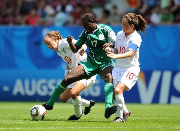 FRAUEN U20 WM 2010 Vorrunde 14.07.2010 - England vs. Nigeria - Lucy STANIFORTH (li, England) gegen Helen UKAONU (m, Nigeria) gegen Michelle HINNIGAN (re, England) 