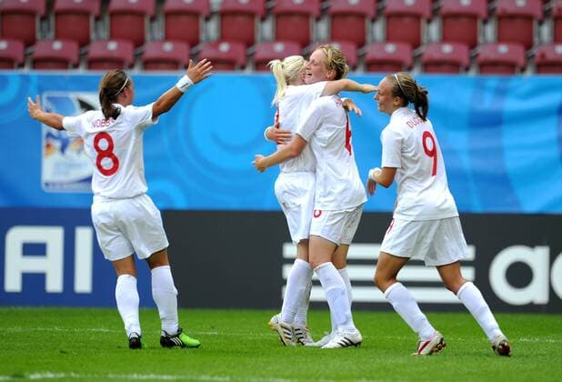 FRAUEN U20 WM 2010 Vorrunde 14.07.2010 - England vs. Nigeria - Jordan NOBBS, Chelsea WESTON, Kerys HARROP, Toni DUGGAN (v. li., England)  o0 Jubel Freude