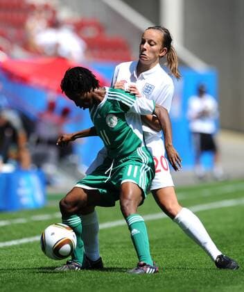 FRAUEN U20 WM 2010 Vorrunde 14.07.2010 - England vs. Nigeria - Glory IROKA (li, Nigeria) gegen Lucy STANIFORTH (re, England) 