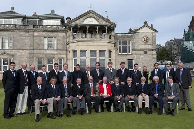 ST ANDREWS SCOTLAND. A photocall of all past winners of the tournament outside the Royal and Ancient Clubhouse prior to The Open Championship (also known as The British Open) Back row L-R: Ben Curtis (USA), Tom Lehman(USA), Mark O Meara (USA), Justin Leonard (USA), Todd Hamilton (USA), David Duval (USA), Paul Lawrie (SCO), Mark Calcavecchia (USA), Ian Baker Finch (Austrailia), Ernie Els (RSA), Nick Faldo (England), Padraig Harrington (IRL), John Daly (USA), Tiger Woods (USA), Bill Rogers (USA), Sandy Lyle (SCO) front row L-R: Tom Weiskopf (USA), Tony Jacklin (England), Bob Charles (NZL), Gary Player (RSA), Stewart Cink (USA), x, Peter Thomson (Australia), Arnold Palmer (USA), Roberto DeVicenzo (ARG), Lee Trevino (USA), Tom Watson (USA) xMitchellxGunnx ActionPlus11070285 De Vicenzo Siegerfoto The Royal and Ancient Old Course