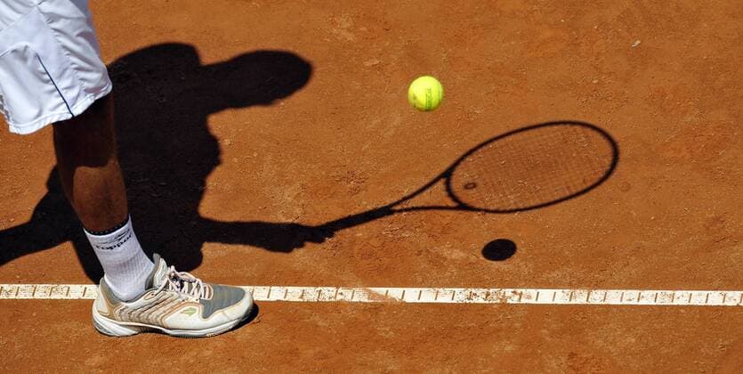 Tennisball und Schatten eines Tennisspielers während des MercedesCups in Stuttgart Weißenhof