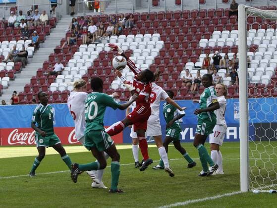 1:0 für England durch einen Kopfball von Kerys HARROP (2. v. li, weiss), Torhueterin Alaba JONATHAN (NGR, rot) - FIFA U20 Frauen Weltmeisterschaft 2010, England vs. Nigeria