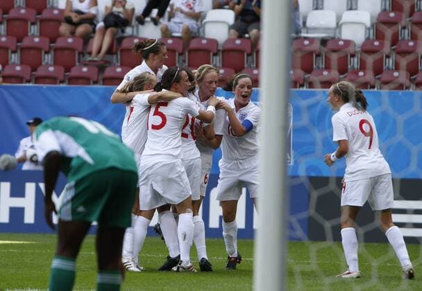 Torjubel England nach dem 1:0 durch Kerys HARROP (3. v. re.) - FIFA U20 Frauen Weltmeisterschaft 2010, England vs. Nigeria