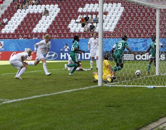 1:1 Nigeria durch Desire OPARANOZIE (Nr. 9), Torhueterin Rebecca SPENCER (ENGLAND) - FIFA U20 Frauen Weltmeisterschaft 2010, England vs. Nigeria