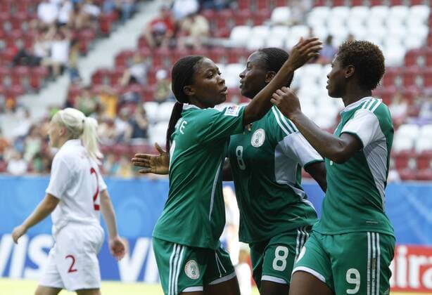 Torjubel Nigeria nach dem 1:1, Torschuetzin Desire OPARANOZIE (re, Nr. 9), Ebene ORJI (Nr.8), Esther SUNDAY (li.) - FIFA U20 Frauen Weltmeisterschaft 2010, England vs. Nigeria