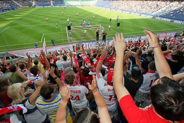 FUSSBALL - CL Quali, RBS SALZBURG,AUSTRIA,13.JUL.10 - FUSSBALL - UEFA Champions League Qualifikation, Red Bull Salzburg. Bild zeigt Fans in der Red Bull Arena in Salzburg.  o0 RB