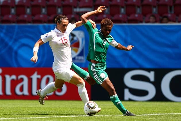 U20 Frauen WM England - Nigeria am 14.07.10 in Augsburg Lucy Bronze ( England ), links - Desire Oparanozie ( Nigeria ), rechts