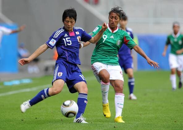 FRAUEN U20 FUSSBALL WM 2010 Vorrunde 14.07.2010 - Mexiko vs. Japan - Stephany MAYOR (re, Mexiko) gegen Yuka KADO (li, Japan) 