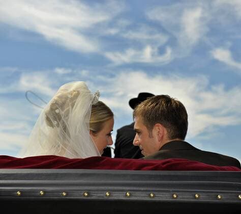 14.07.2010, Fussball 1.Liga, FC Bayern München, Nationalspieler Philipp Lahm (Bayern München) heiratet Claudia Schattenberg im Bayerischen Aying, Trauung in der Pfarrkirche Sankt Emmeram in Kleinhelfendorf. Das frisch vermählte Paar tauscht verliebte Blicke in der Hochzeitskutsche. re: Philipp Lahm, li, Claudia Lahm.
